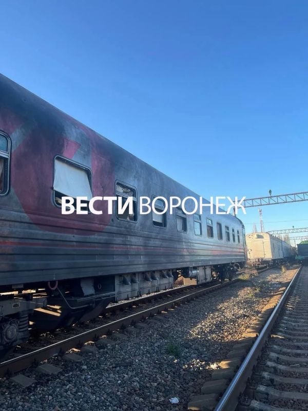 Последствия удара дрона по поезду под Воронежем