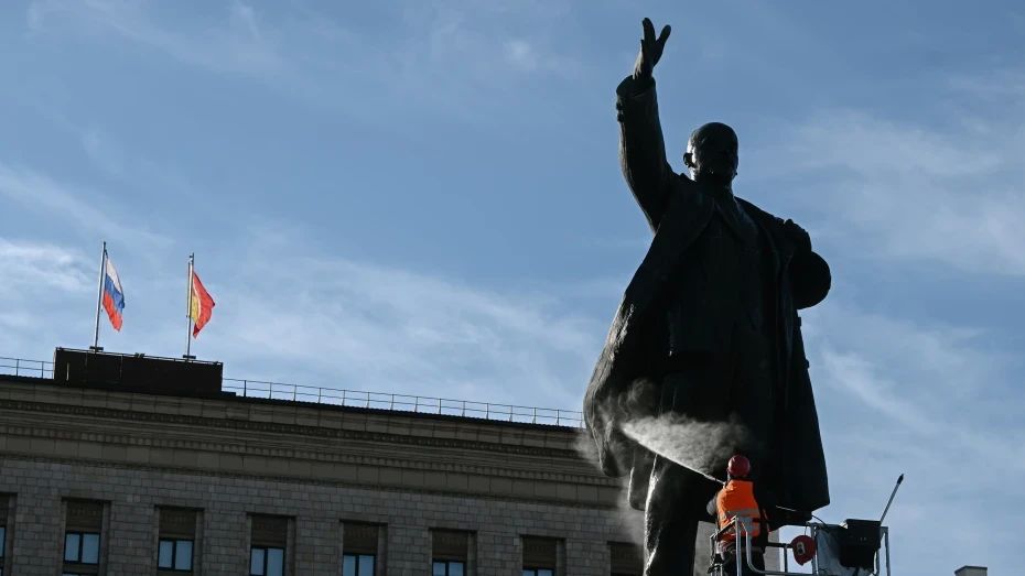 В центре Воронежа почистили памятник Ленину В центре Воронежа почистили памятник Ленину