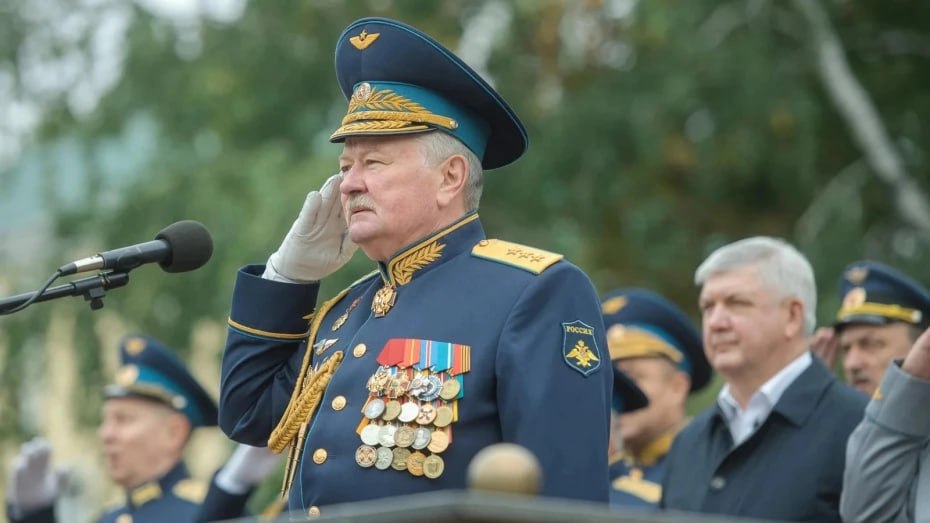 Губернатор Александр Гусев поздравил начальника Военно-воздушной академии в Воронеже Геннадия Зиброва с 65-летием