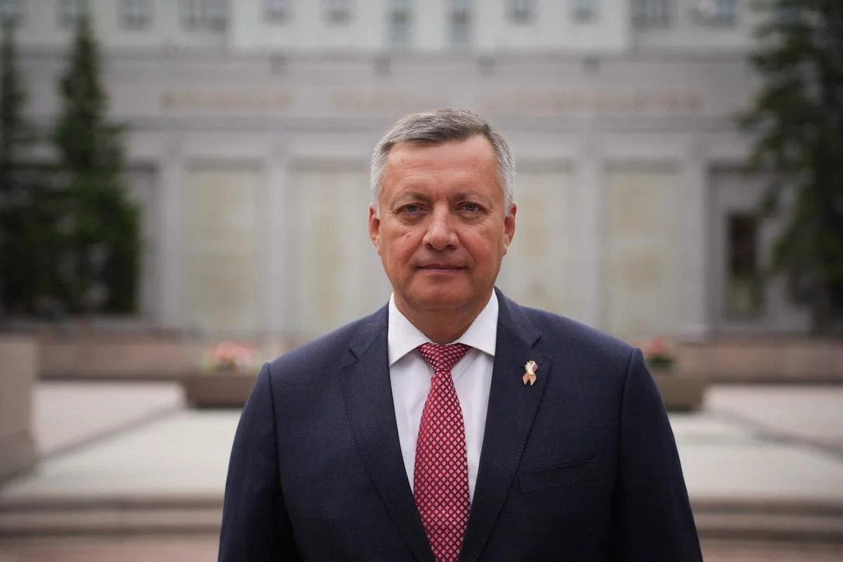 Юрий Матузов поздравляет губернатора Иркутской области Игоря Кобзева с 60-летием: