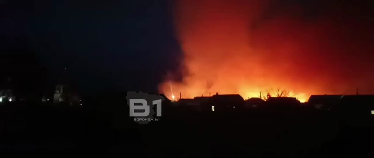 Рядом с селом под Воронежем загорелось поле