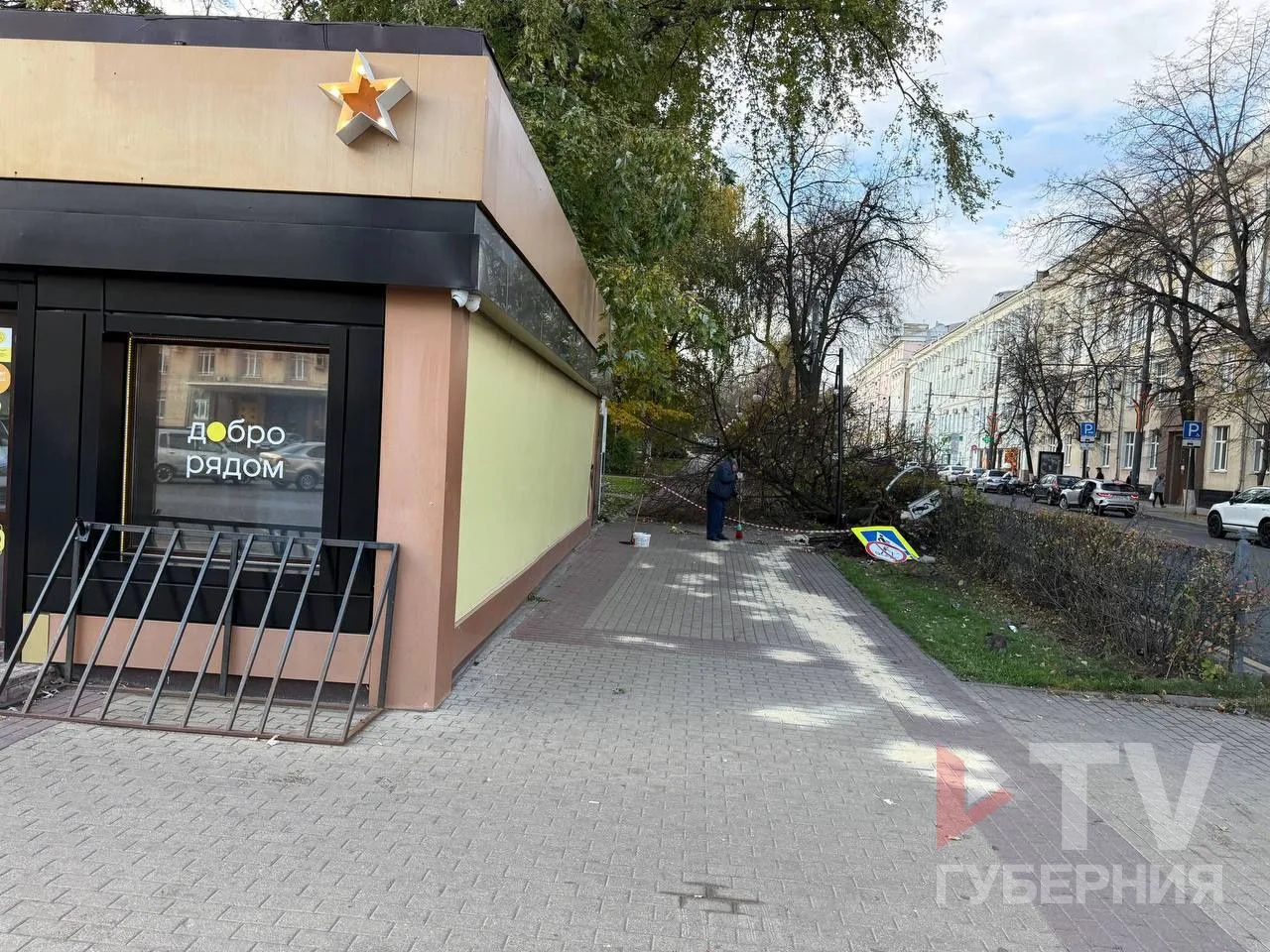 Авария произошла около 6:00 субботы возле здания общепита по адресу: площадь Ленина, 11б