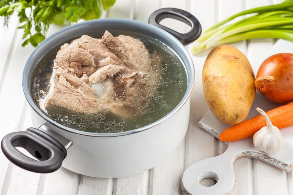 Секреты идеального бульона: холодная или горячая вода для мяса?