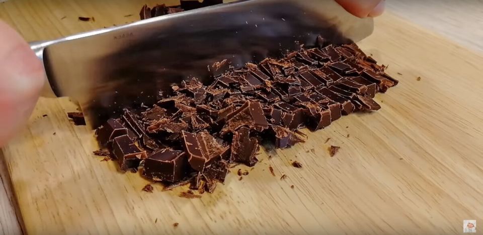 Необычный десерт: лимонно-шоколадный торт в бутылке без выпечки