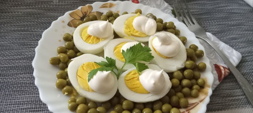 Яйца с майонезом и зеленым горошком: новый взгляд на классическую закуску