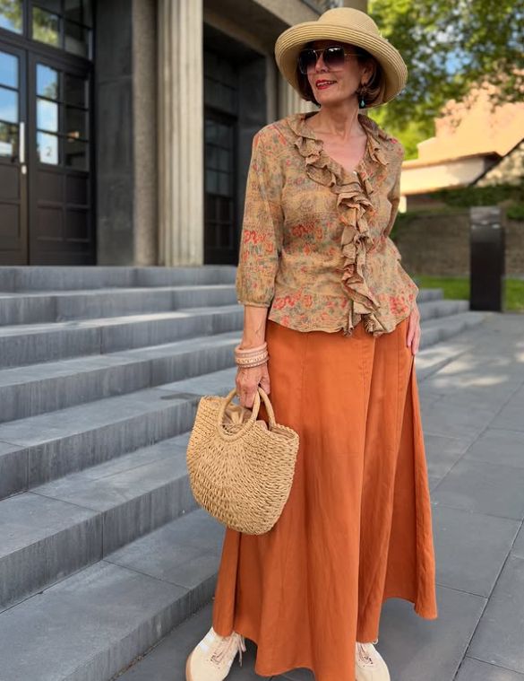 Элегантный стиль для женщин 60+: 22 ярких образа для теплой погоды