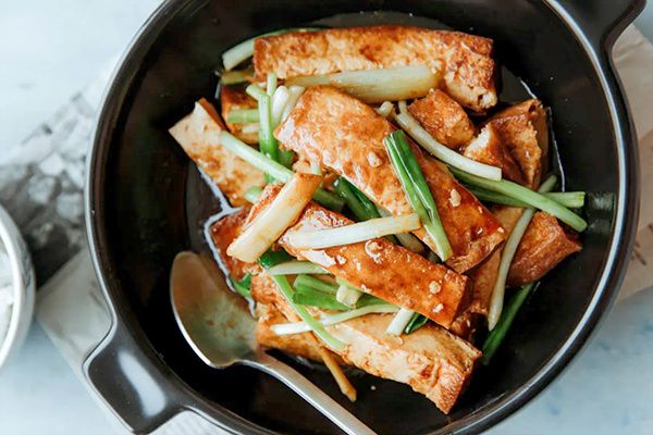 Тофу с имбирем и зеленым луком: быстрое блюдо с глубоким вкусом