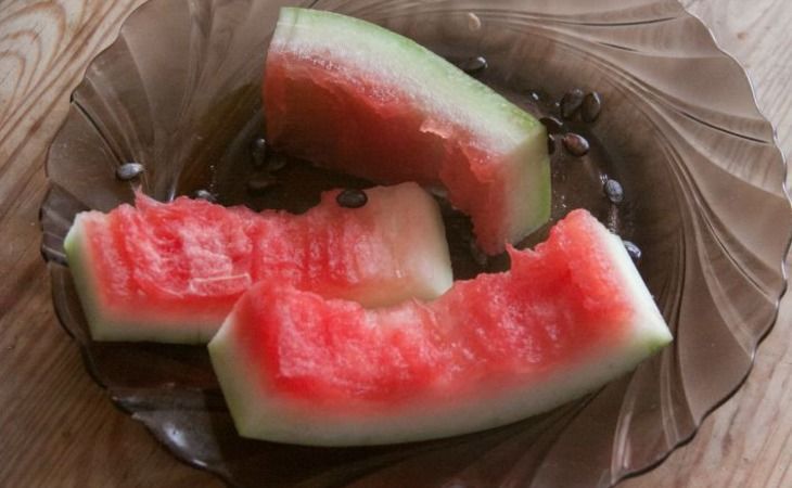 Почему умные хозяйки не выбрасывают арбузные корки: вы захотите повторить