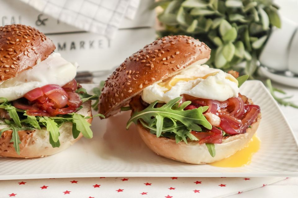 Пшеничные булочки с беконом и карамелизированным луком: новый взгляд на классическое блюдо