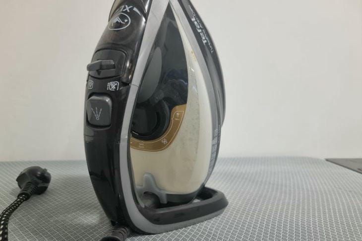 Эффективная чистка утюга солью: шаги для безопасного удаления нагара в домашних условиях