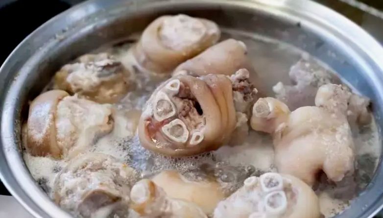 Рулет из вареной свиной рульки