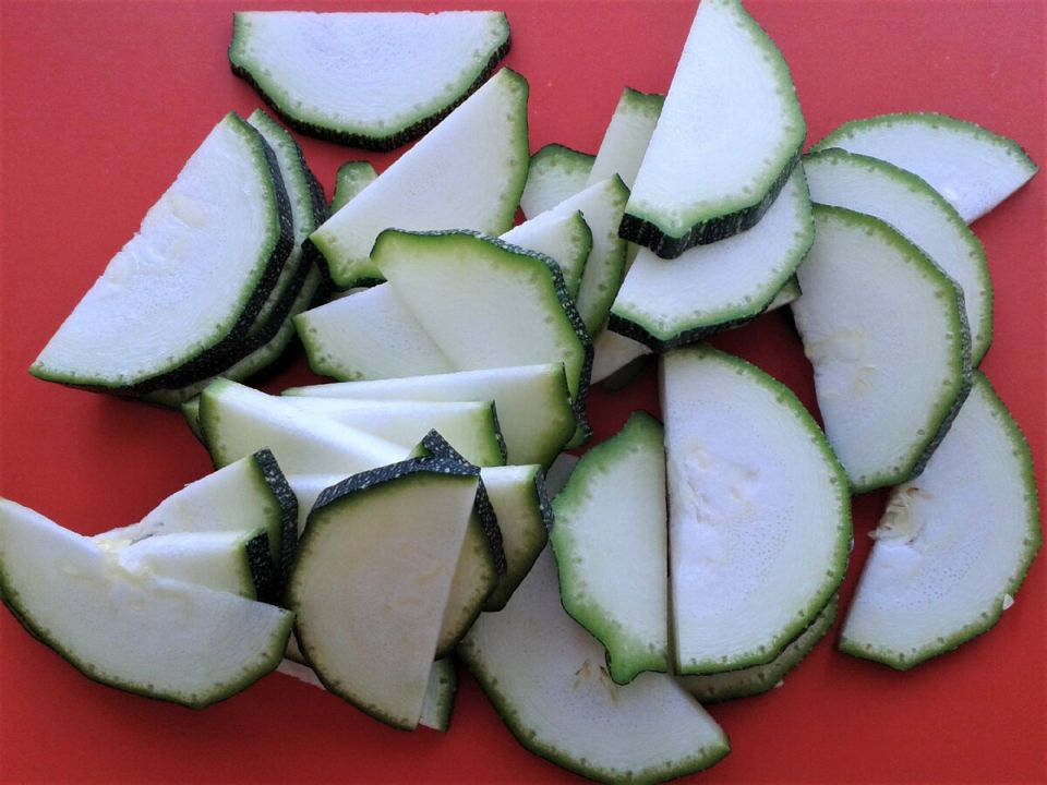 Летний завтрак, который порадует: Омлет с кабачками и сырами