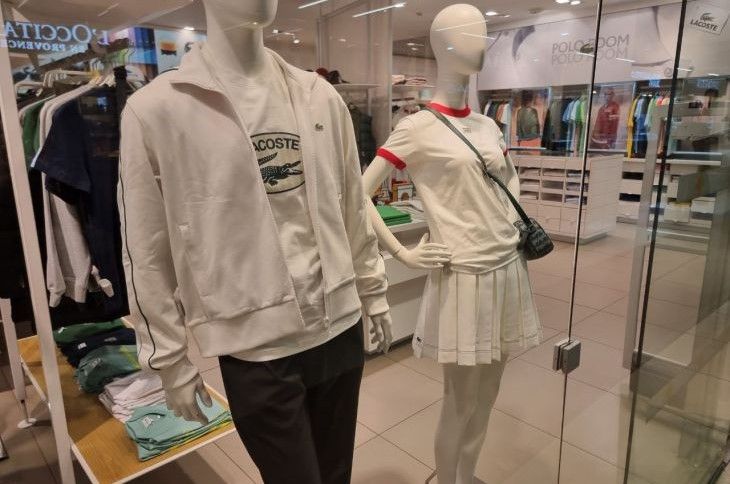 Ослепительная белизна за копейки: как отстирать рубашку от желтых пятен пота