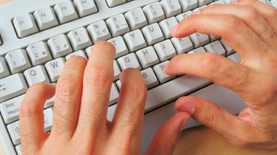 Почистите клавиатуру без специальных инструментов: крошек не останется