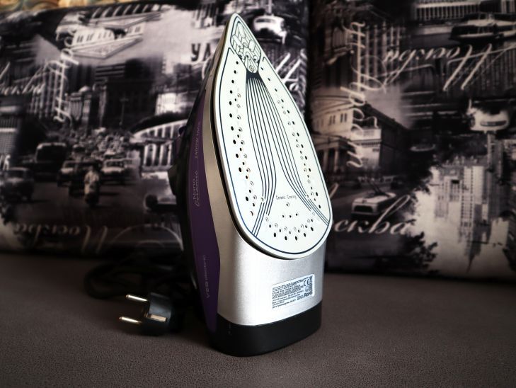 Как почистить подошву утюга от пригоревшей ткани: копеечное средство, которое есть в каждом доме