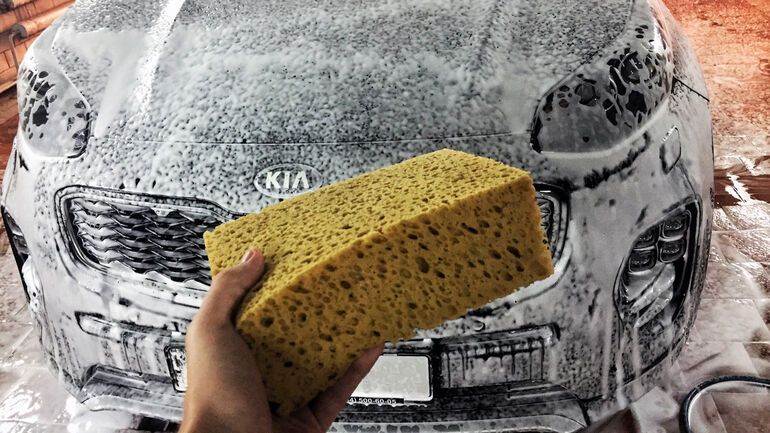 Почему стоит мойка автомобиля губкой: секреты блеска и защиты кузова