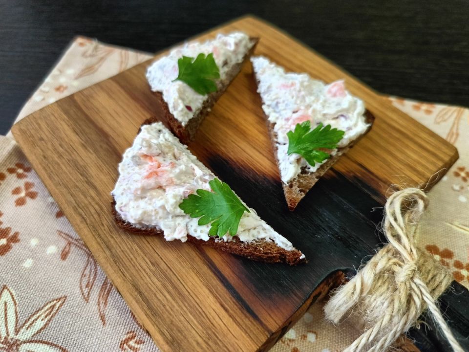 Изысканный завтрак: сырная намазка с красной рыбой и икрой сельди