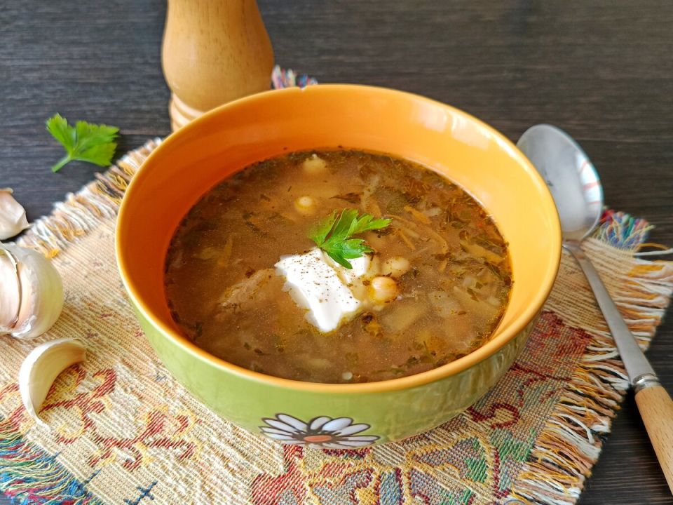 Новый взгляд на традиционный рассольник: эксперимент с нутом и летними заготовками