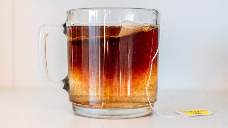 С чем связан эффект повторного заваривания чайного пакетика и зачем держать паузу