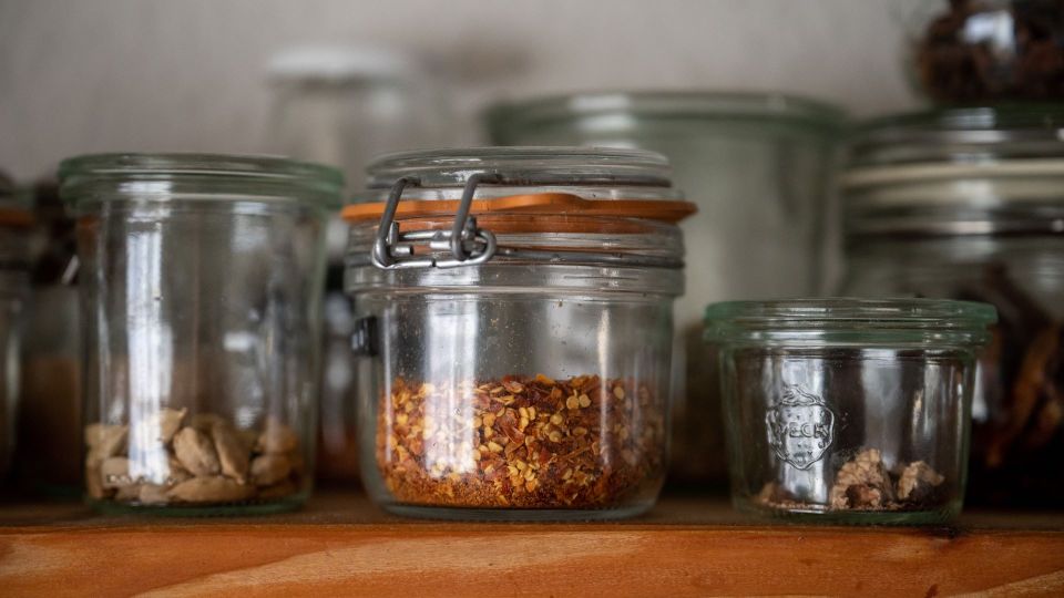 Польза от специй будет нулевая: каждая вторая хозяйка кладет их в блюда неправильно