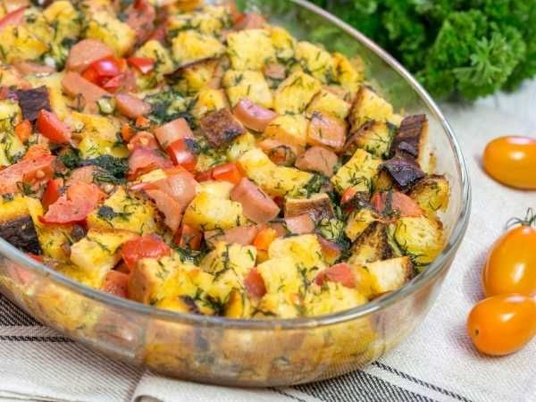 Запеканка из хлеба с сосисками, сыром и овощами