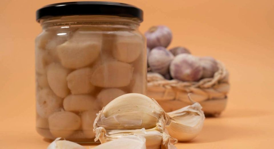 Пикантная закуска приведет гостей в восторг: попробуйте замариновать чеснок зубчиками
