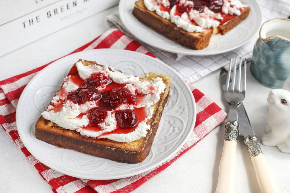 Как удивить вкусом: сладкие гренки с творогом и клубничным вареньем