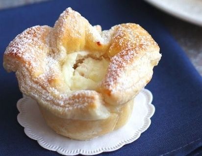 Нежный творожно-грушевый десерт в слоеных корзиночках