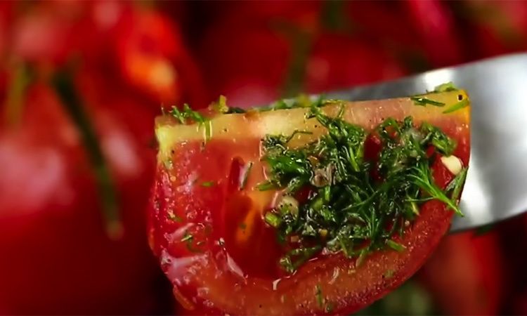 Невероятно быстрые маринованные помидоры: вкус за 4 часа