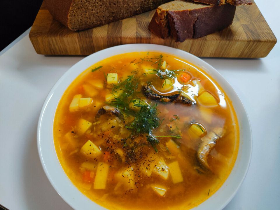 Кулинарный хит из СССР: рыбный суп с килькой в томате