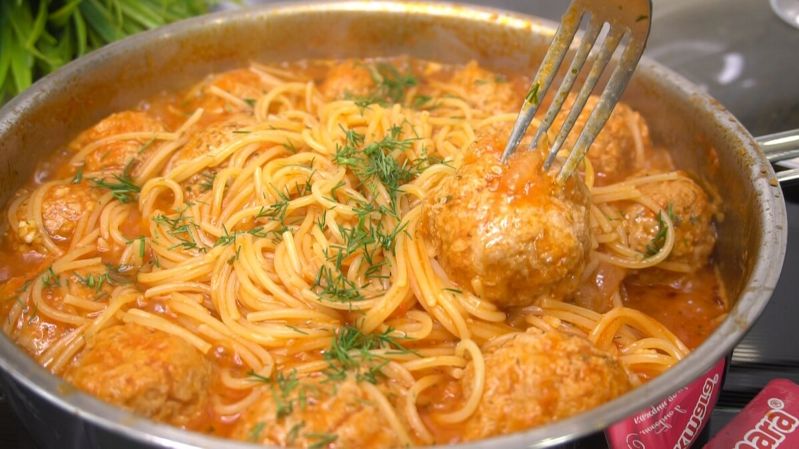 Нежные тефтели с макаронами: идеальный обед для всей семьи
